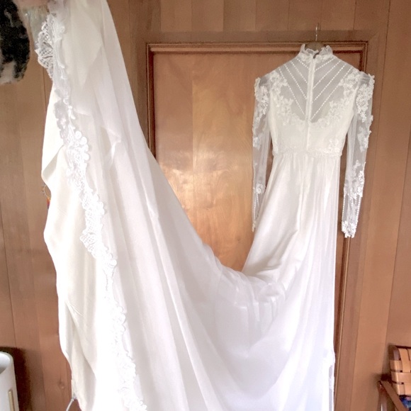 Vintage lace wedding gown - Picture 3 of 9